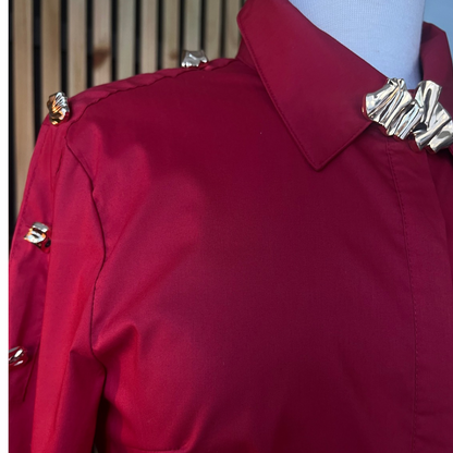 Blusa clásica con acentos metálicos