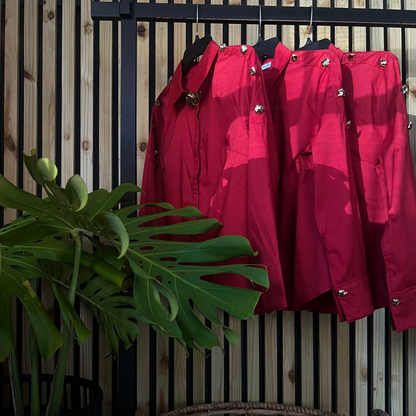 Blusa clásica con acentos metálicos