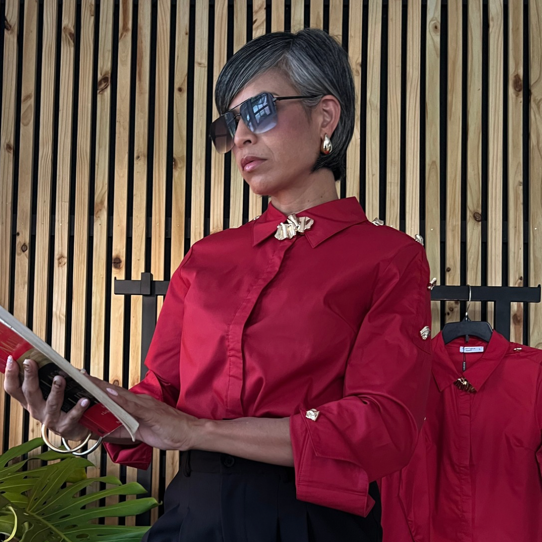 Blusa clásica con acentos metálicos